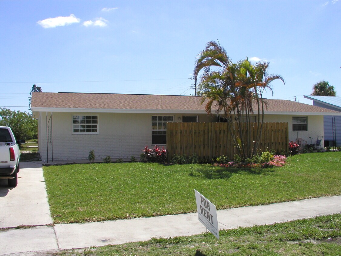 3033 NE Savannah Rd, Jensen Beach, FL 34957 Townhome Rentals in