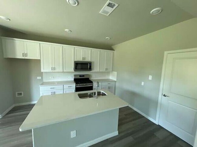 Building Photo - Charming 3 Bedroom, 2.5 Bath House in Farm...