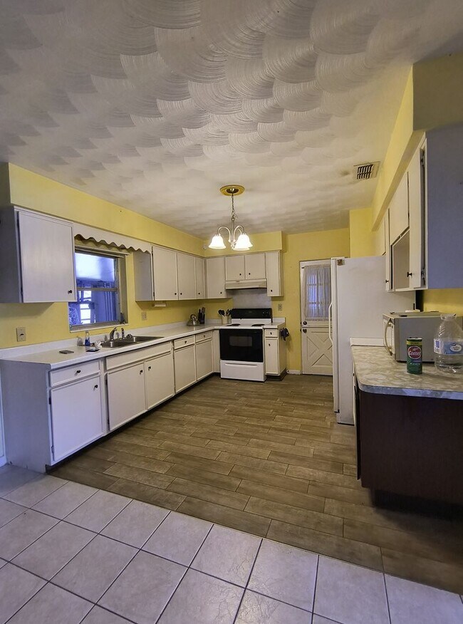 Building Photo - Spacious 3-Bedroom 1.5 Bathroom House for ...