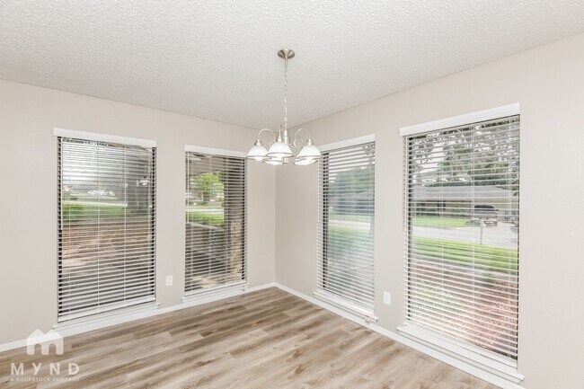 Foto del edificio - 5104 Red River Dr