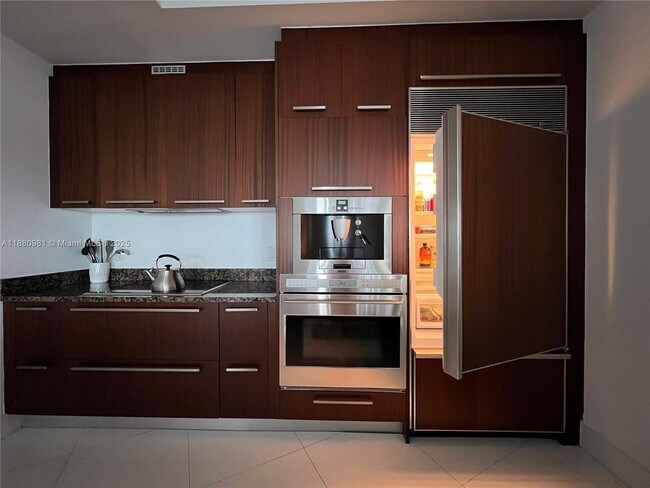 Building Photo - 15811 Collins Ave