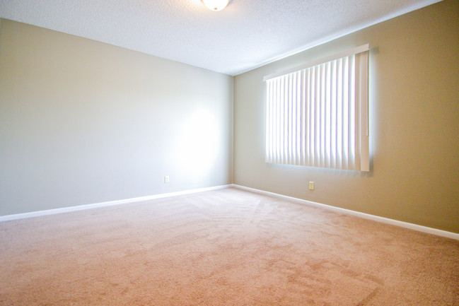 Bedroom - Oak Creek Apartments