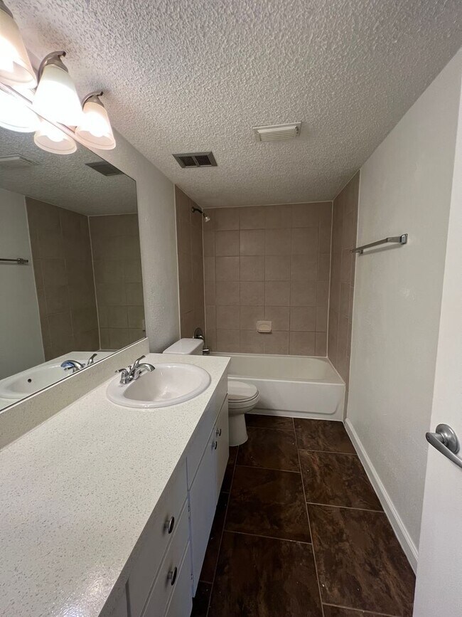 Building Photo - Beautiful 2 Bedroom 1 Bathroom condo in Al...
