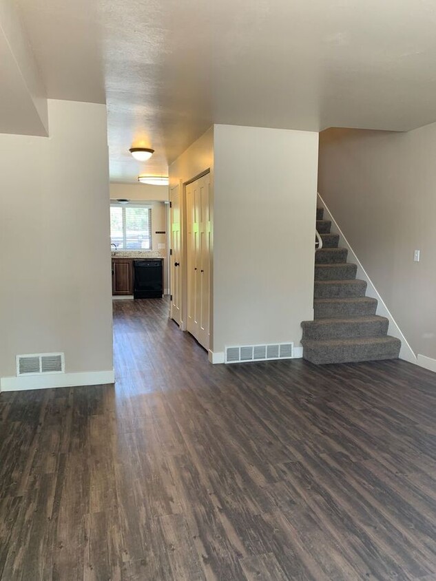 Foto principal - 2 Bed 1.5 Bath End Unit Townhome in Murray...