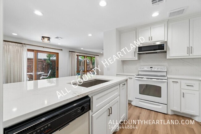 Foto del edificio - 9009 N May Ave