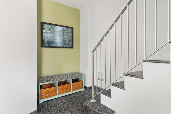 Building Photo - 328 Highland Ave