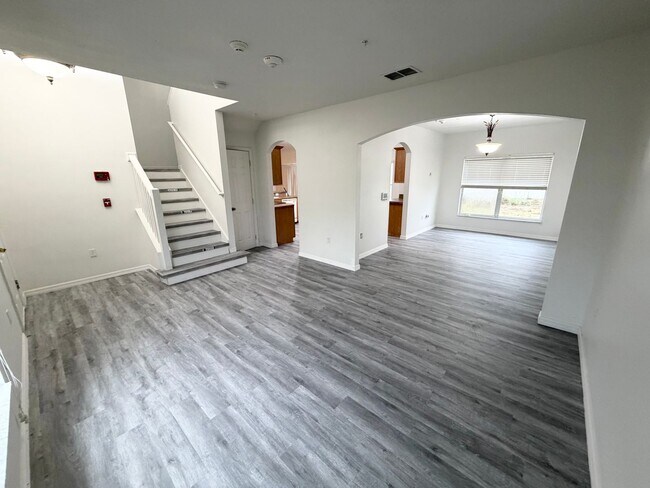 Foto del edificio - Large 2-Story 4 Bedroom 2.5 Bathroom House w/ Fenced in Yard - For Rent