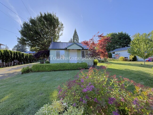 Building Photo - Charming NE Portland Home with Light Filled Living and Yard Space