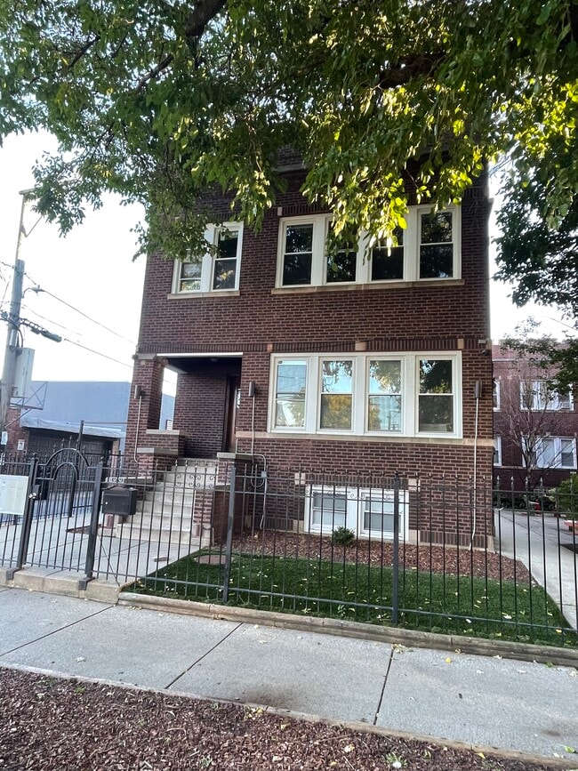 Building Photo - 4815 W Cornelia Ave