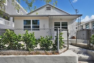 Building Photo - 1413 SW 3rd St