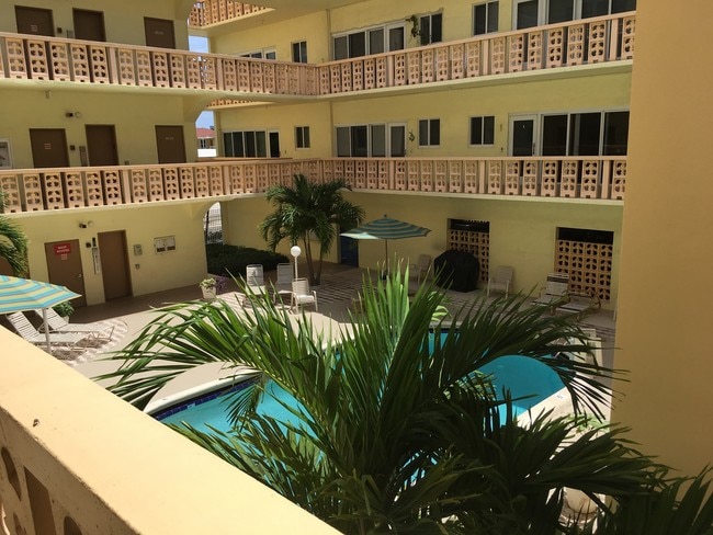 Vista desde la puerta principal - 1818 Rodman St