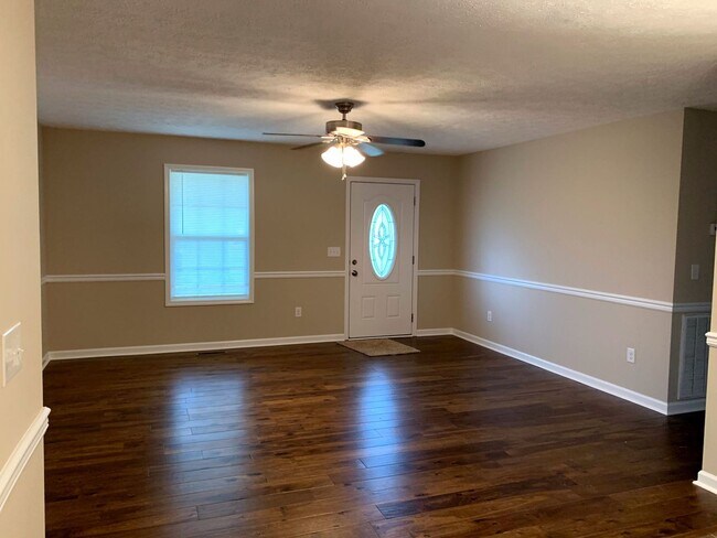 Building Photo - Beautiful 3 Bedroom 2 Bathroom Ranch Style...