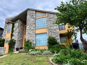 Building Photo - 2825 Tealwood Dr