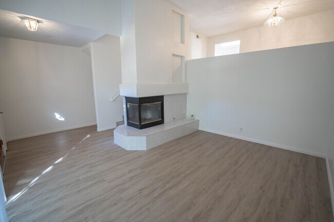 Foto del edificio - Charming 3-Bedroom Townhome with Dual Fireplaces and Pool Access in Stevenson Ranch!