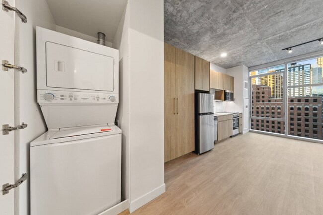 Photo - 200 W Institute Pl Apartment