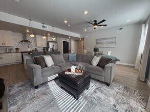 Building Photo - 206 N Chapparell Dr