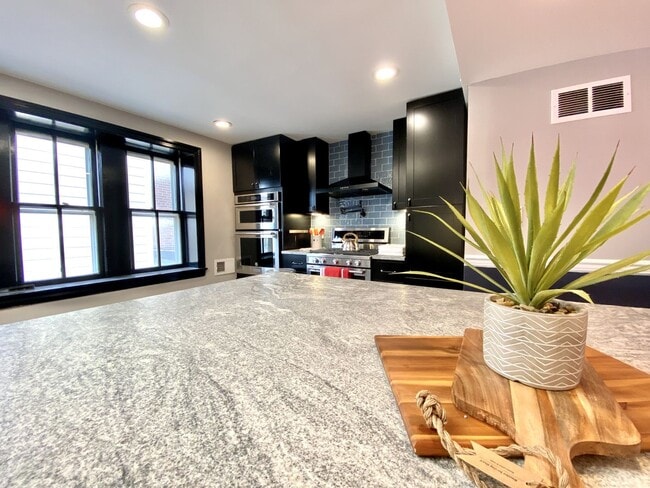 Photo - 712 N West St Apartment