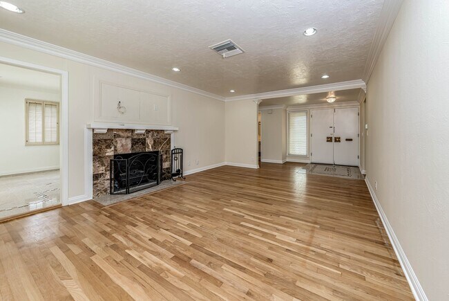 Building Photo - Welcome home to Fountain Valley! Spacious ...