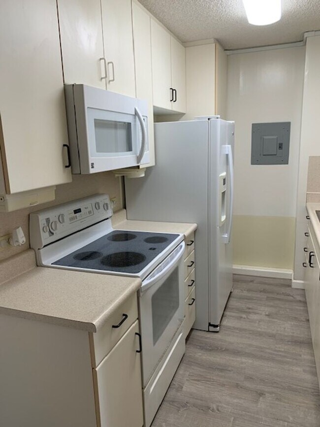 Building Photo - Makiki Terrace - 1 bedroom, 1 bathroom unit with 1 parking