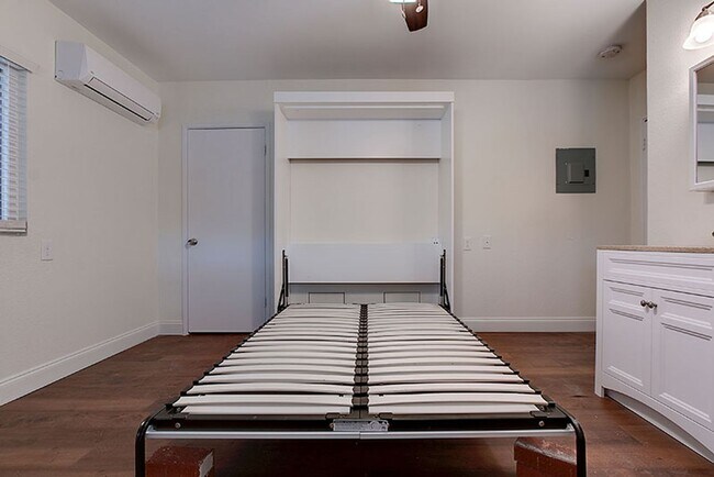 Foto del edificio - Studio with Murphy bed unit 50 yards from ...