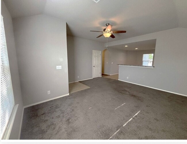 Building Photo - 3/2 in Hickory Creek!
