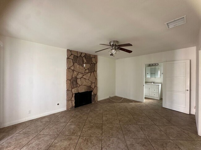 Foto del edificio - 8156 Tilden Ave