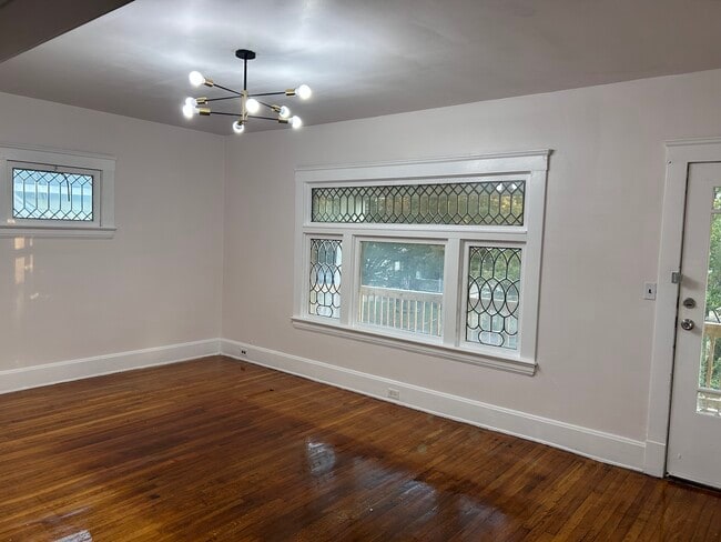 Foto del edificio - 10806 Bernard Ave