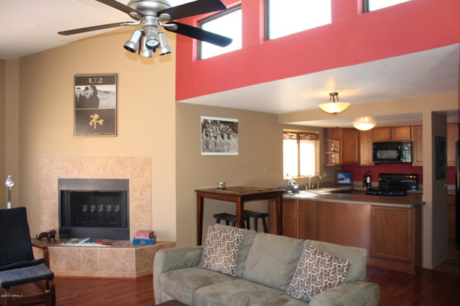 Building Photo - 5051 N Sabino Canyon Rd
