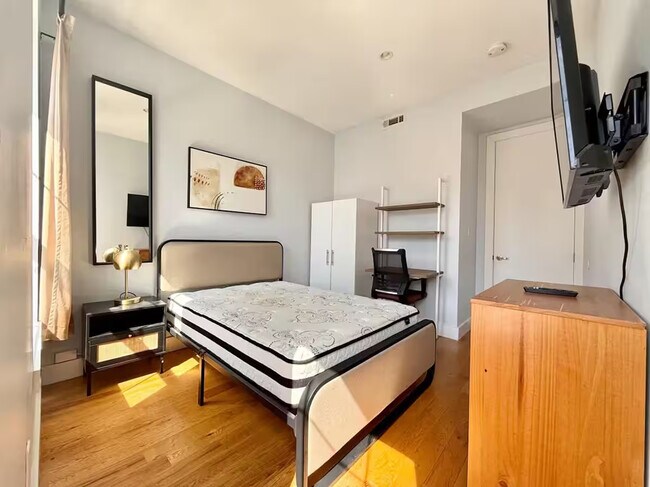 Building Photo - Prime Bushwick Room, HDTV, 15 min to Manhattan #756