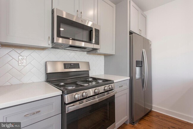 Building Photo - 1100 S 27th St