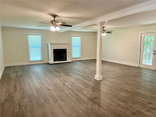 Building Photo - 2244 E Cherokee Dr