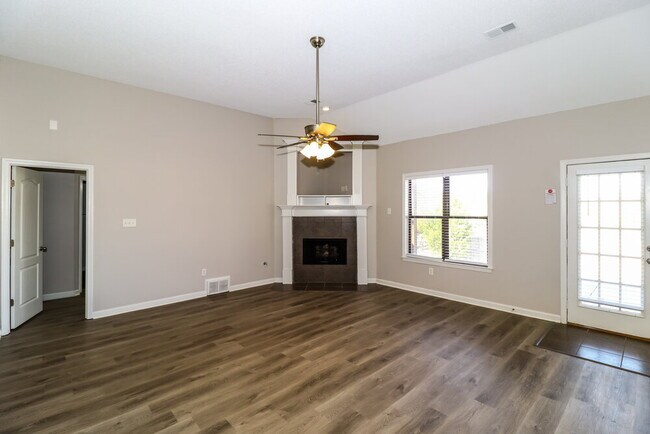 Foto del edificio - 300 Mossy Springs Dr