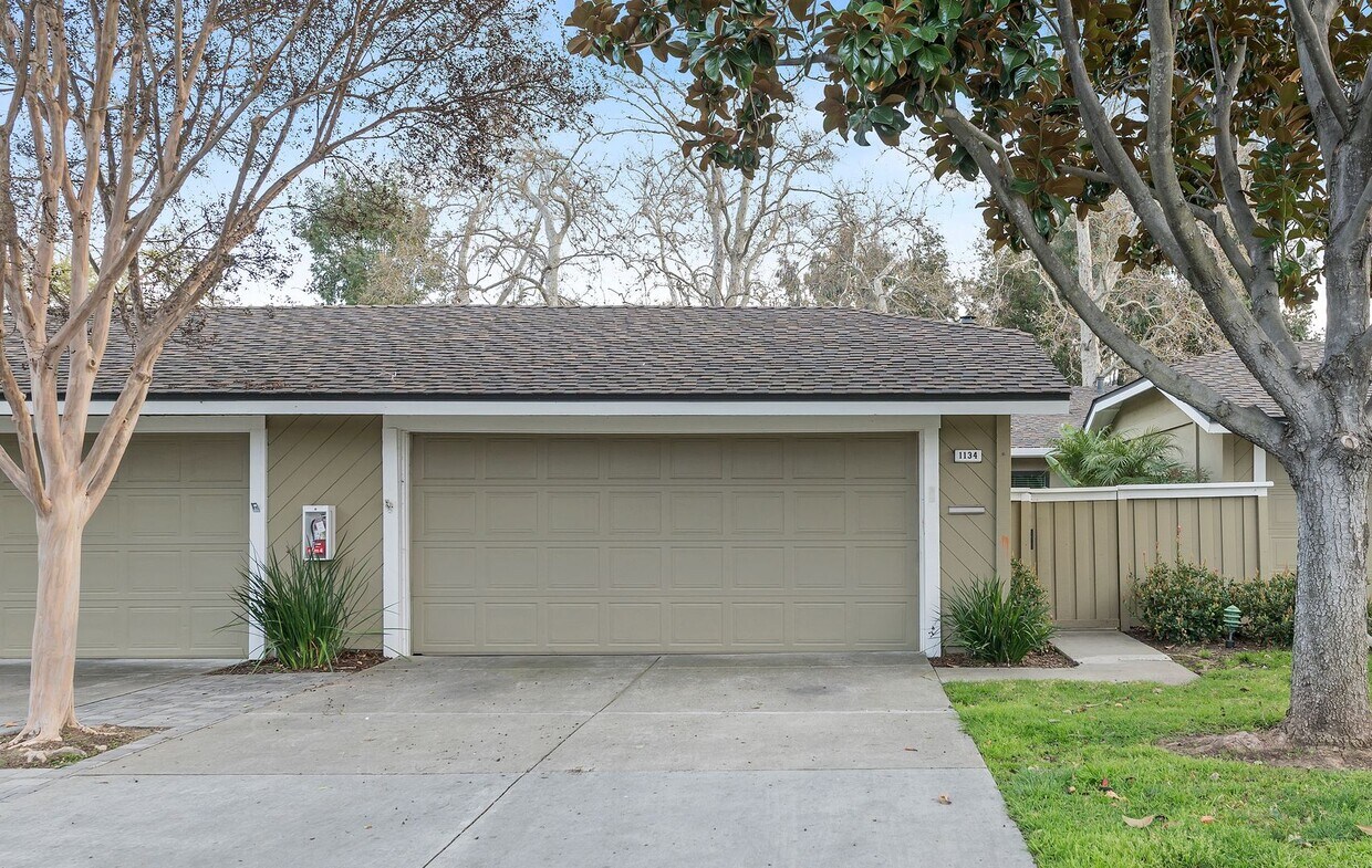 Primary Photo - Spectacular townhome in the highly desirab...