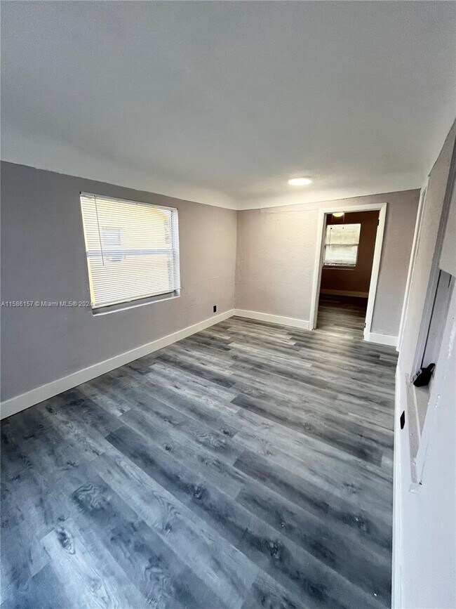 Foto del edificio - 400 NW 7th Ct