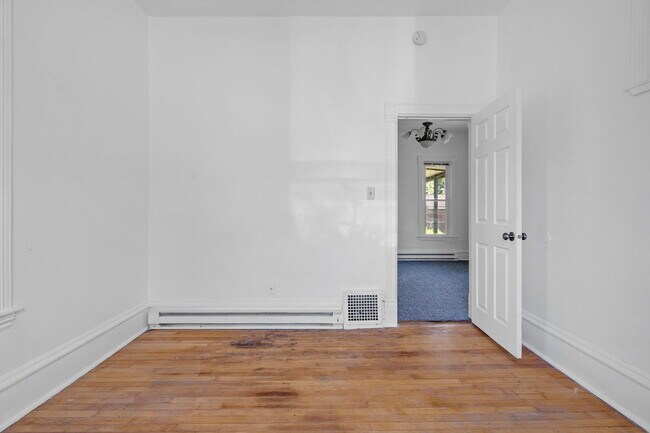 Building Photo - 2314 Queen Ave N