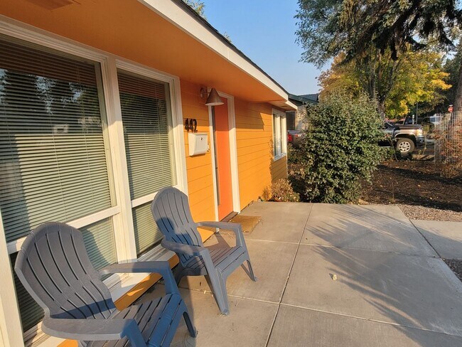 Foto del edificio - Charming Single-level Home, Fully Furnished + WIFI. Convenient NE Location! Pilot Butte, Downtown.