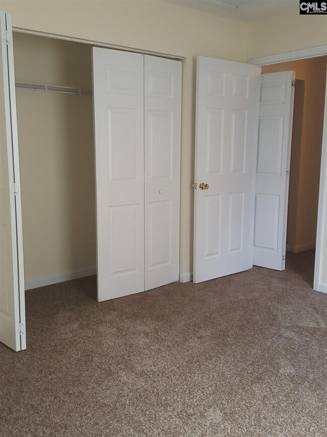 Foto del edificio - 221 Fox Grove Cir