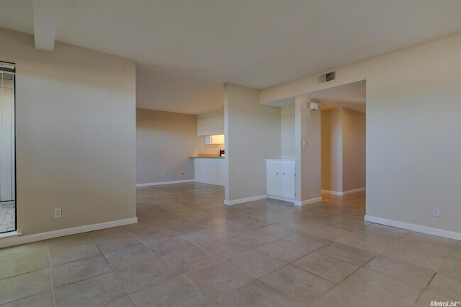 Foto del edificio - Stonegate Condo in fabulous West Davis location!