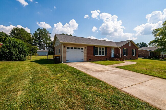 Foto del edificio - 114 Cottonwood Dr