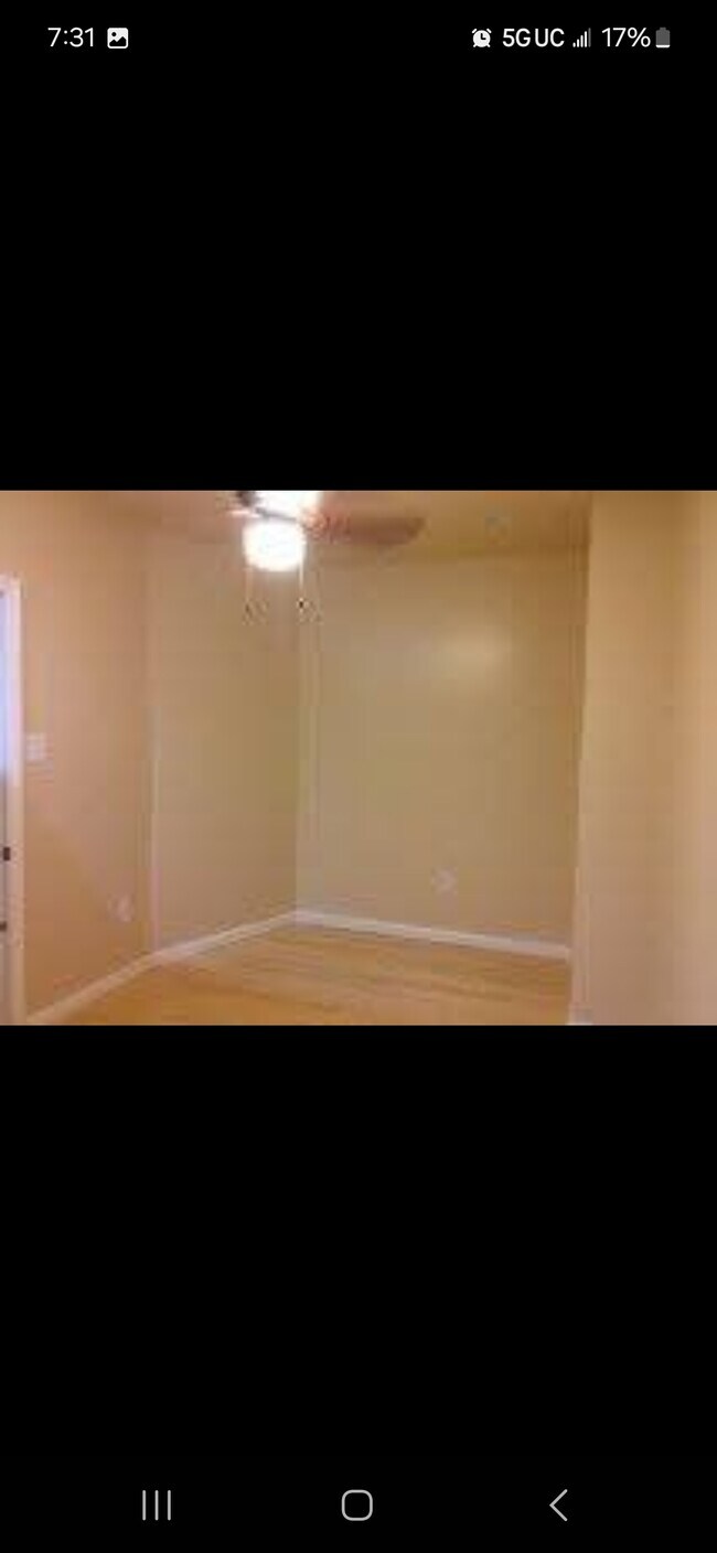 Dormitorio trasero - 109 N Sickels St