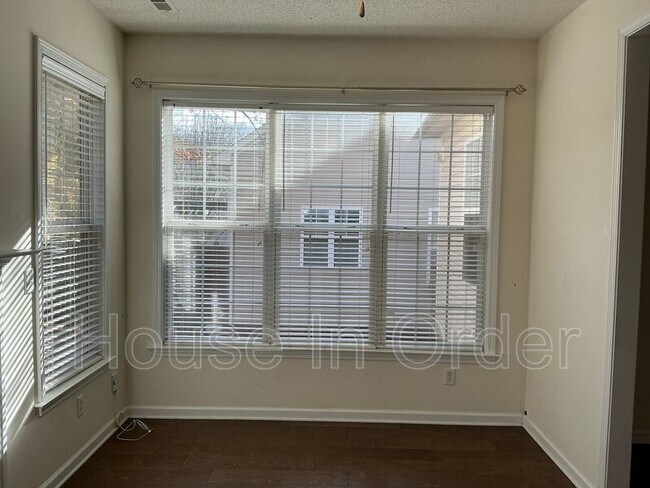 Foto del edificio - 46 Summer Meadow Rd