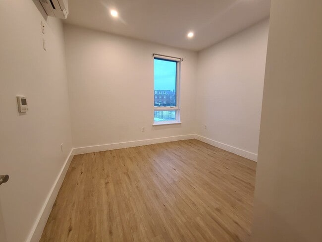 Building Photo - 715 Park Ave