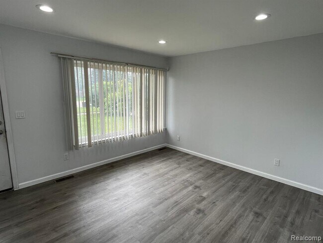 Building Photo - 11853 Plumbrook Rd