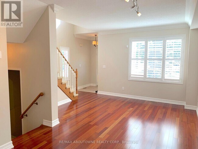 Building Photo - 469 Ambleside Dr