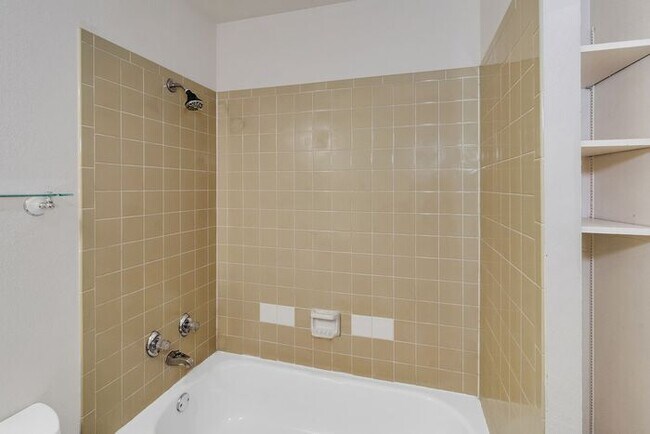 Foto del edificio - Cozy 2-Bedroom Condo Near CMU & St. Mary’s – Great Amenities!