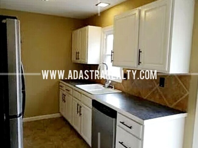 Foto del edificio - Affordable 3 Bedroom Ranch Home w/Finished Basement in KCMO-Available in AUGUST!!