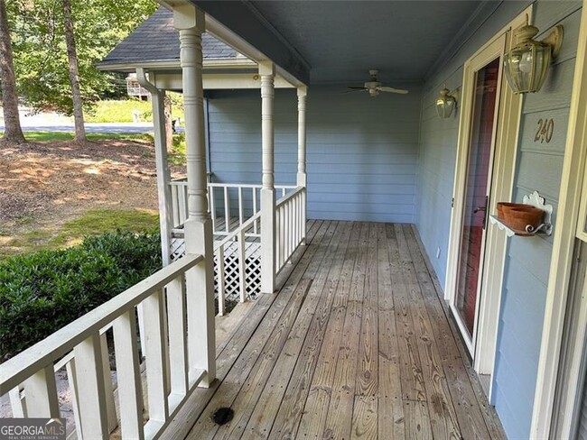 Foto del edificio - 240 White Pines Dr