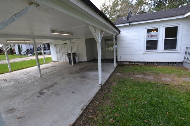 Foto del edificio - Updated, 3 bedroom, 2 bath home on treed l...