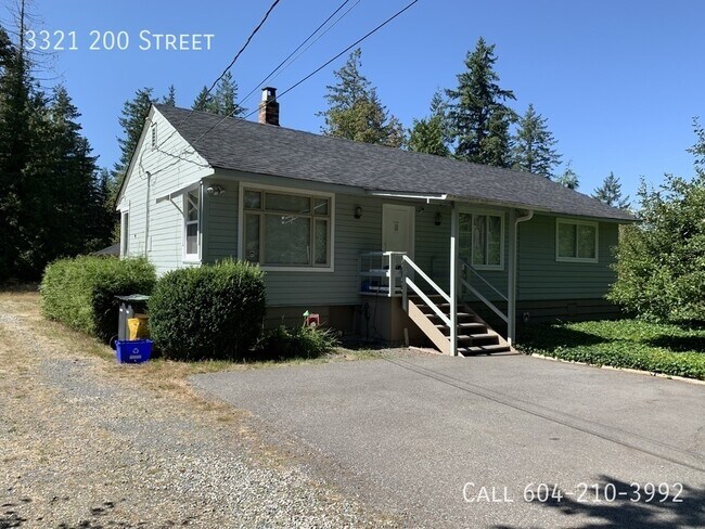 Photo du bâtiment - Charming Home on 2.5 Acres - Half Month Free Rent!