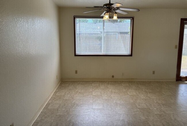 Foto del edificio - 3Bd/2Ba Single Story House - Available to View!
